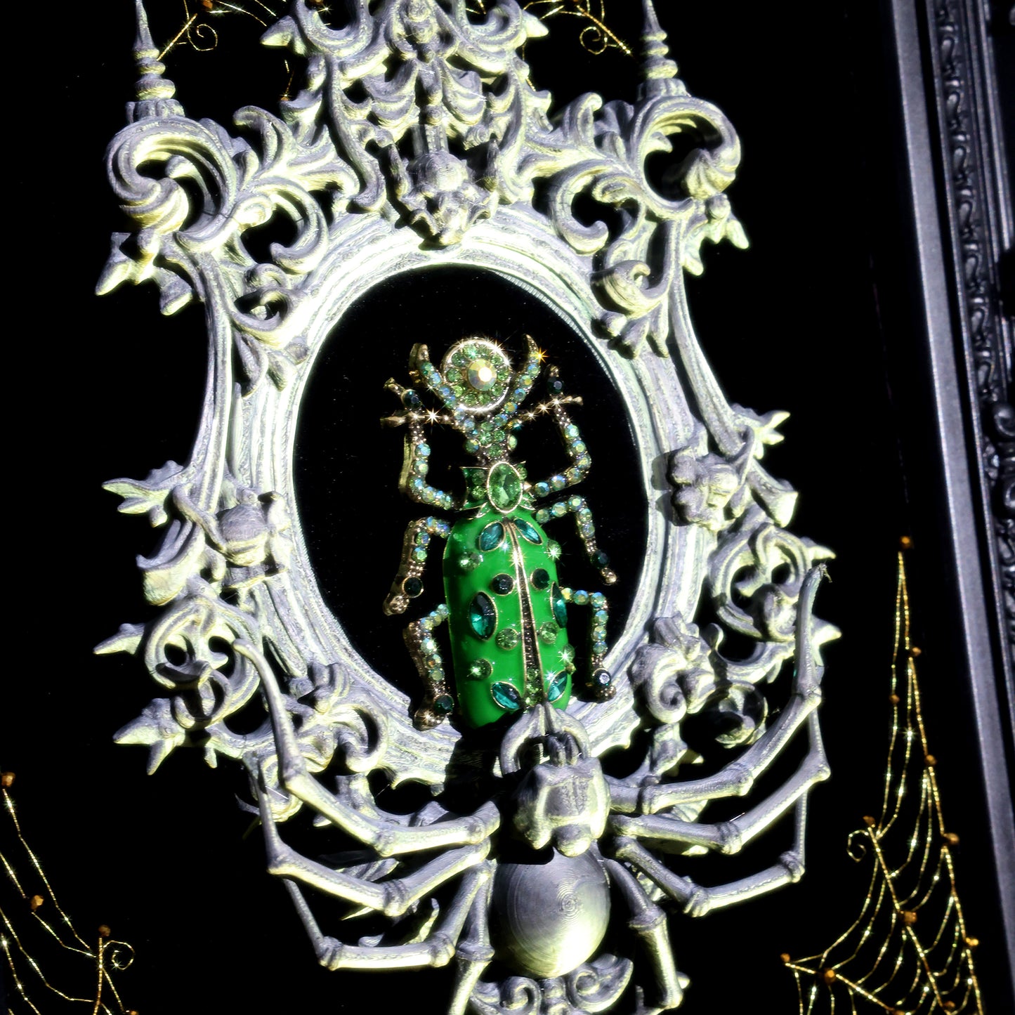 10 Inches Gothic Mirror Spider — Handmade Embroidered Spider Decorative Painting | Spider Embroidery (Framed Velvet Art)