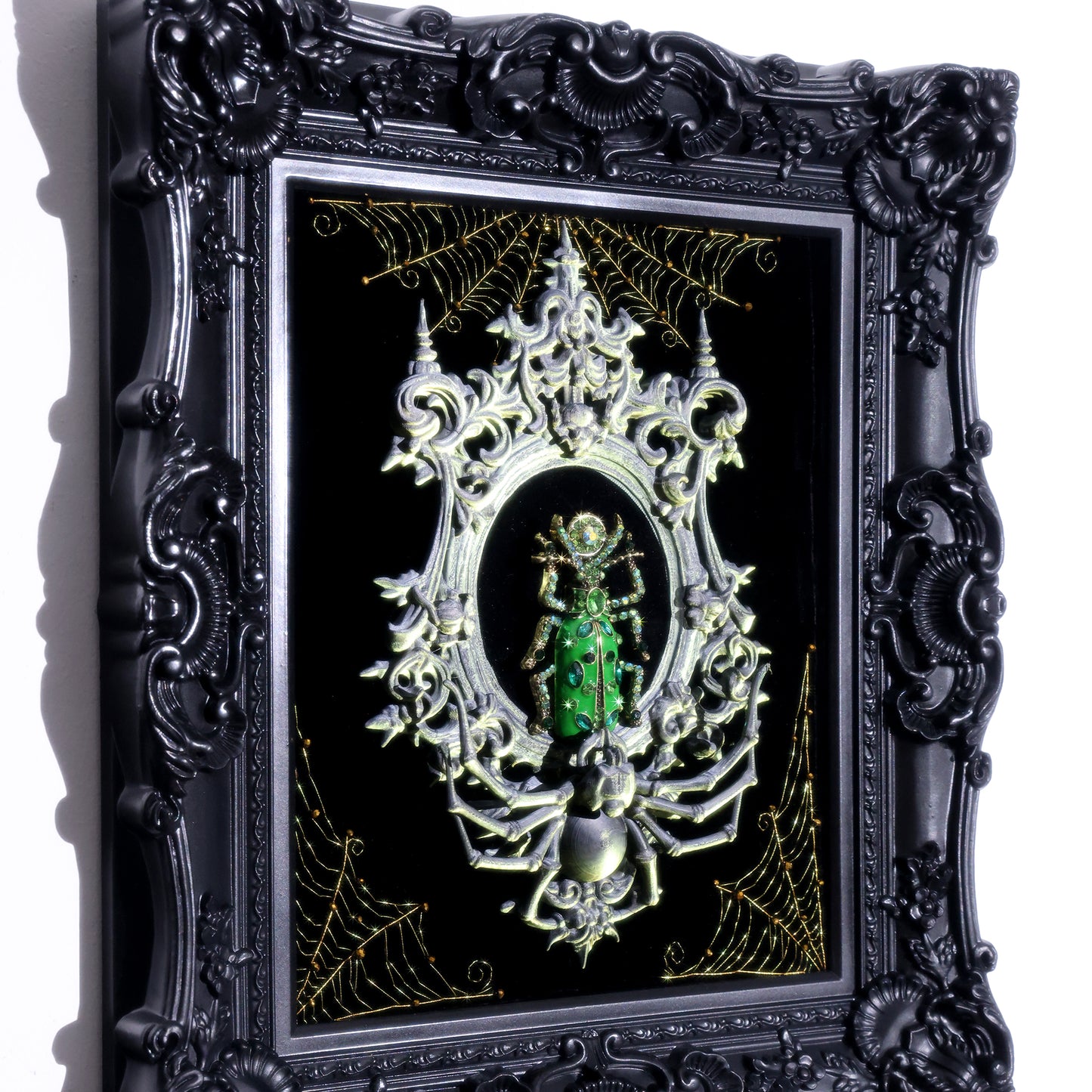 10 Inches Gothic Mirror Spider — Handmade Embroidered Spider Decorative Painting | Spider Embroidery (Framed Velvet Art)